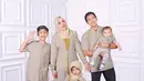 Fairuz A. Rafiq juga tampil serasi dengan putrinya dengan dress dua warna. Keluarga Fairuz menjadi brand ambassador untuk merek Ethiqa. [Foto: Instagram @fairuzarafiq]