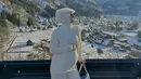 <p>Berlibur ke Jepang, Dinda Hauw tampil serba putih dengan atasan sweater yang serasi dengan kerudung dan celana cutbray. (@dindahw)</p>