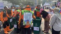 Alktivitas aktivitas memilah sampah di CFD Jalan HR Rasuna Said.(Liputan6/Delvira Hutabarat)