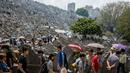 Warga mengunjungi makam keluarga dan kerabat selama festival Qingming di pemakaman di Hong Kong (5/4). Festival Qingming atau dikenal sebagai Hari Pembersihan Makam untuk menghormati orang yang dicintainya yang telah tiada. (AFP Photo/Isaac Lawrence)
