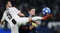 Gelandang Juventus, Miralem Pjanic, berebut bola dengan striker Valencia, Santi Mina, pada laga Liga Champions di Stadion Allianz, Turin, Selasa (27/11). Juventus menang 1-0 atas Valencia. (AFP/Marco Bertorello)