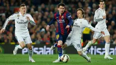 Penyerang Barcelona, Lionel Messi (kedua dari kiri) berusaha melewati dua pemain Real Madrid pada laga Liga Spanyol di Stadion Nou Camp, Senin (23/3/2015). Barcelona Menang 2-1 atas Real Madrid. (Reuters/Albert Gea)