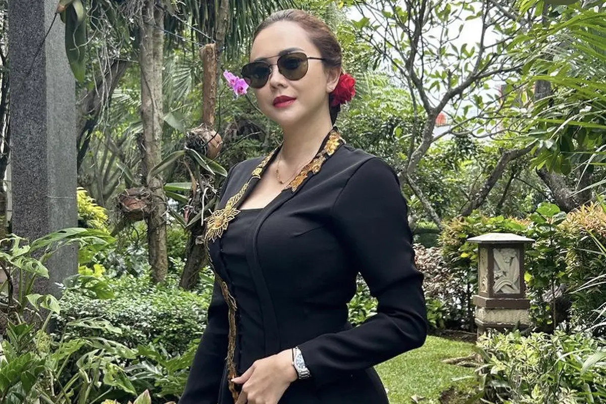 Potret Aura Kasih Kenakan Kebaya