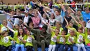 Sprinter asal Jamaica, Usain Bolt berfoto bersama anak-anak yang ikut dalam lomba lari  di Prague, Republik Ceska, (18/5/2016). (AFP/Michal Cizek)