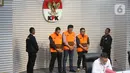 Kasus ini menjadi perhatian serius KPK, mengingat proyek kesehatan seharusnya memberikan layanan esensial bagi masyarakat, bukan menjadi ajang praktik koruptif.
Tampak dalam foto, tiga tersangka baru terkait kasus dugaan tindak pidana korupsi pembangunan Rumah Sakit Umum Daerah (RSUD) Kolaka Timur (Koltim) di antaranya Hendrik Permana, ketua Tim Kerja Sarana Prasarana Alat Labkesmas Kemenkes; Aswin Griksa Fitranto, Direktur Utama PT Griksa Cipta; dan Yasin, pegawai Bappenda Provinsi Sulawesi Tenggara yang dikenal sebagai orang kepercayaan Bupati Koltim Abdul Azis (berompi dari kiri ke kanan) dihadirkan dalam rilis penahanan di gedung Merah Putih Komisi Pemberantasan Korupsi (KPK), Jakarta, Senin (24/11/2025). (Liputan6.com/Helmi Fithriansyah)