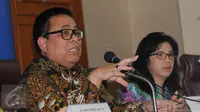Plt Kepala Badan BPOM, Bahdar Johan H (kiri) bersiap menjawab pertanyaan terkait temuan vaksin palsu di Gedung BPOM, Jakarta, Selasa (28/6). BPOM meminta maaf atas luputnya pengawasan produk kesehatan tersebut. (Liputan6.com/Helmi Fithriansyah)