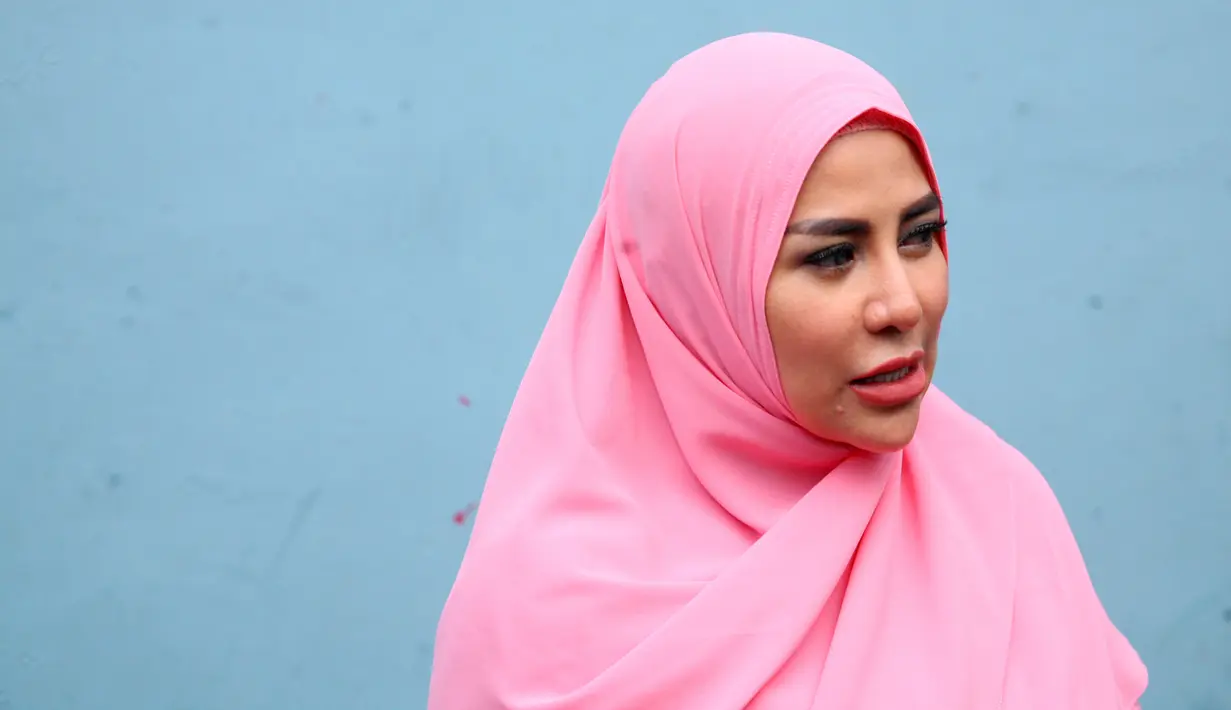“Masalah bagaimana dengan tato ku, pelan-pelan aku akan hapus. Ada beberapa kajian yang mengatakan jangan dihapus jika itu menyakitkan,” ungkap Cinta Penelope. (Nurwahyunan/Bintang.com)