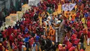 Sekelompok warga turut ambil bagian dalam perang jeruk yang diselenggarakan selama Karnaval Ivrea di Turin, Italia (16/2). (AFP PHOTO/Olivier MORIN)
