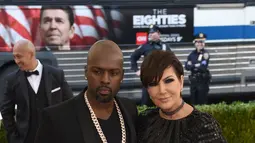 Bintang reality TV yang juga ibu dari sosilaita Kim Kardashian, Kriss Jenner ditemani Corey Gamble tiba di ajang Met Gala 2016 di Metropolitan Museum of Art, New York City, Senin (2/5). Keduanya tampil mengenakan warna hitam. (TIMOTHY A. CLARY / AFP)