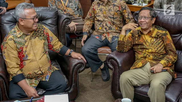 Beri Dukungan Moral, Mahfud MD Sambangi KPU