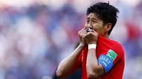 Pemain Korea Selatan, Son Heung-min, merayakan kemenangan atas Jerman pada Piala Dunia 2018 di Kazan Arena, Rusia, (27/6/2018). Jerman takluk 0-2 dari Korea Selatan. (AFP/Jemel Samad)