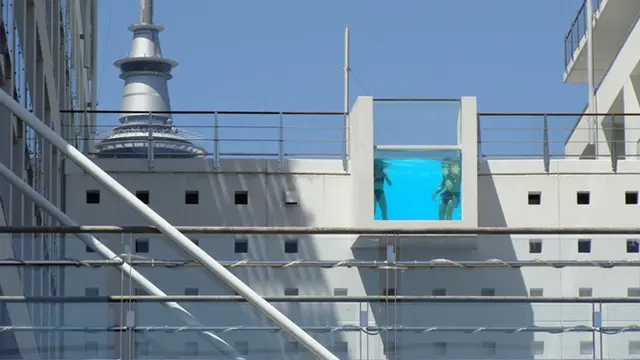 Hotel Ini Miliki Desain Kolam Renang yang Menggantung
