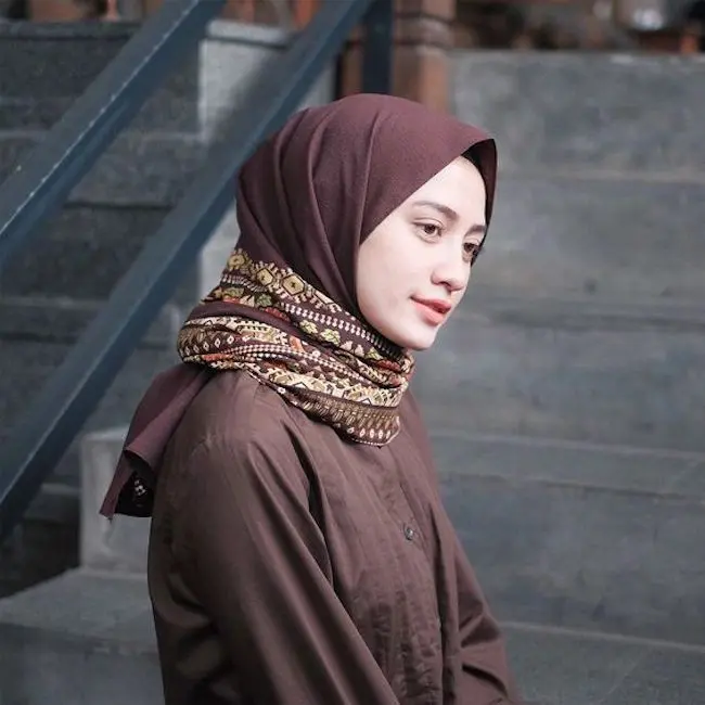 Tips memakai hijab untuk kamu yang bertubuh mungil. (sumber foto: instagram.com/pinterest)