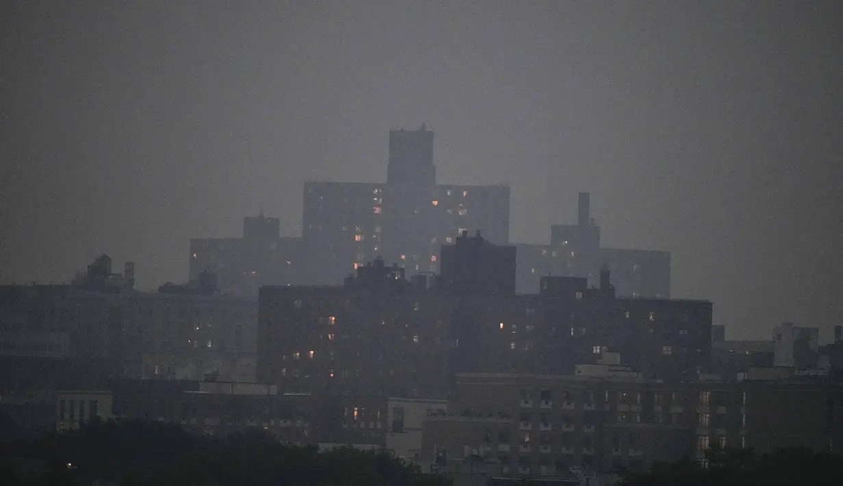 <p>Pihak berwenang di New York, Toronto, dan Ottawa, pada 6 Juni 2023, memperingatkan penduduk tentang risiko kesehatan dari polusi udara oleh asap kebakaran hutan Kanada. (AP Photo/Frank Franklin II)</p>