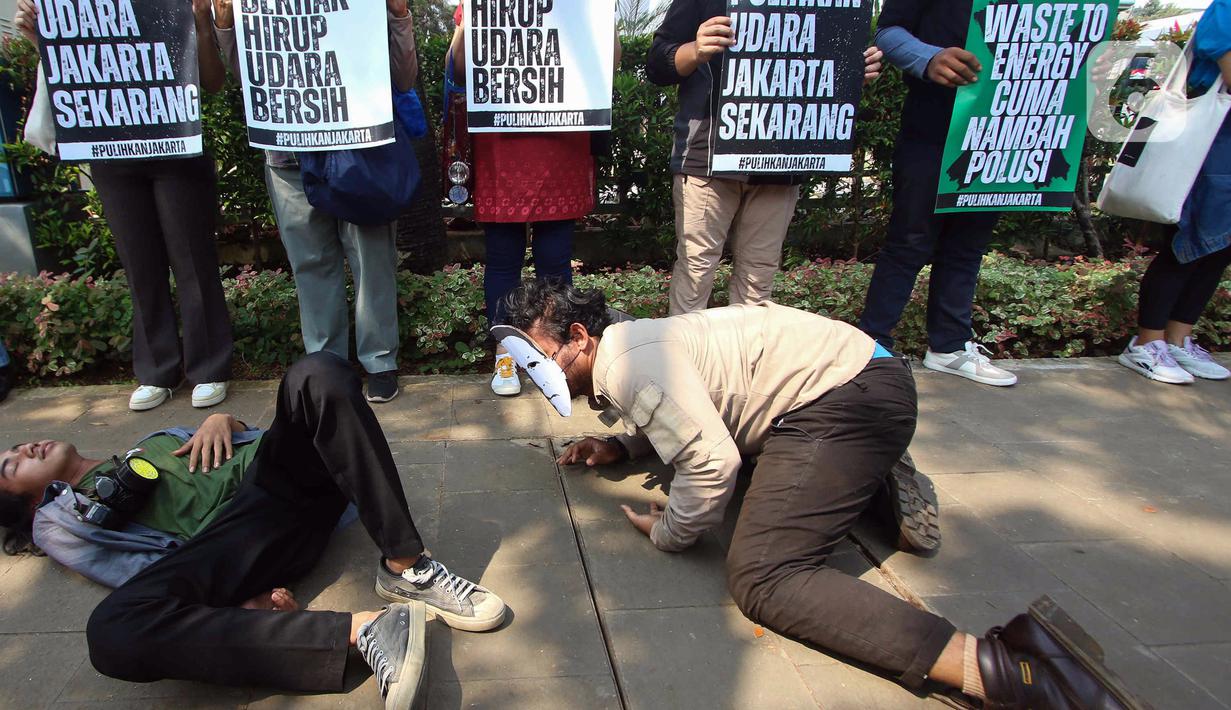 Massa menggelar aksi sekitar pukul 10.00 WIB. Puluhan demonstran hadir membawa poster hingga spanduk yang berisi sejumlah tuntutan. (Liputan6.com/Herman Zakharia)
