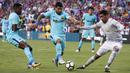 Striker Barcelona, Luis Suarez, berusaha melewati bek Manchester United, Chris Smailing, pada laga ICC di Stadion FedEx Field, Maryland, Rabu (26/7/2017). Barcelona menang 1-0 atas Manchester United. (EPA/Shawn Thew)