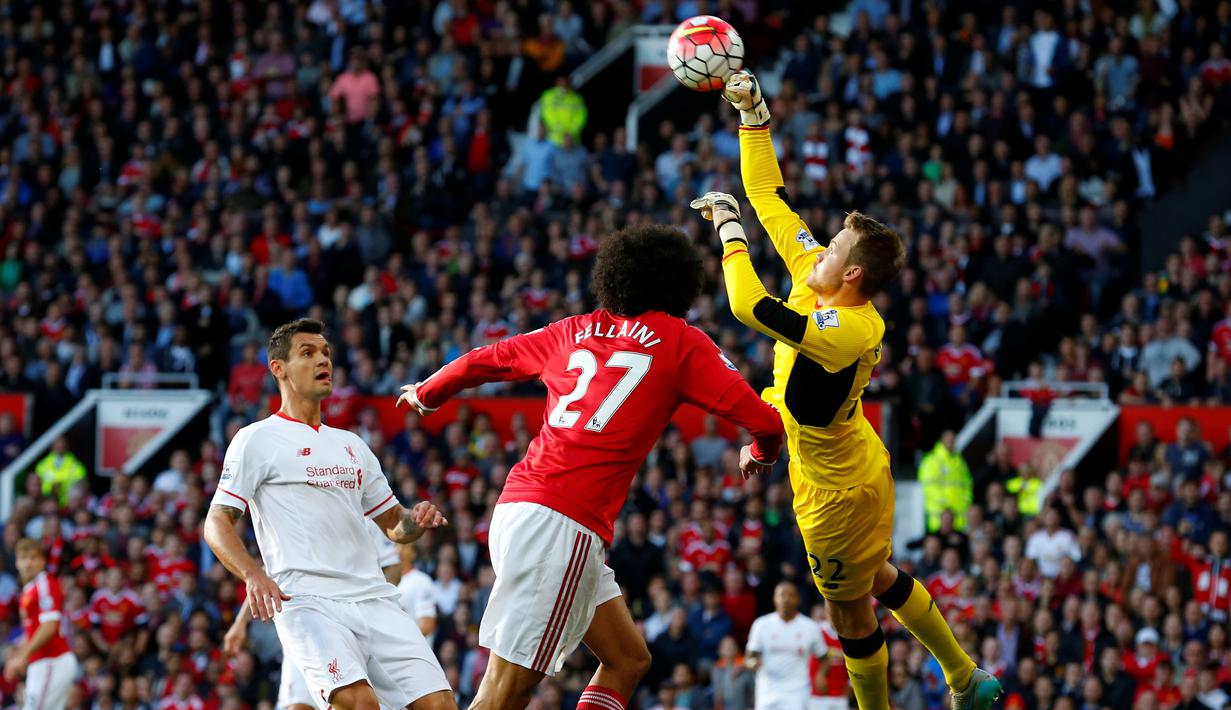 Aksi kiper Liverpool, Simon Mignolet, menghalau serangan MU di Stadion Old Trafford, Inggris. Sabtu (12/9/2015). (EPA/Lindsey Parnaby)