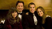 John Travolta bersama istri dan kedua anaknya [foto: Express ]