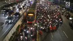 Ratusan motor berebut masuk jalur Transjakarta di sebagian ruas Jalan Gatot Subroto depan Gedung MPR/DPR/DPD RI, Jakarta, Kamis (19/9/2019). Sebagian ruas Jalan Gatot Subroto depan Gedung Parlemen ditutup karena ada aksi mahasiswa menolak revisi RKUHP-UU KPK. (Liputan6.com/Helmi Fithriansyah)