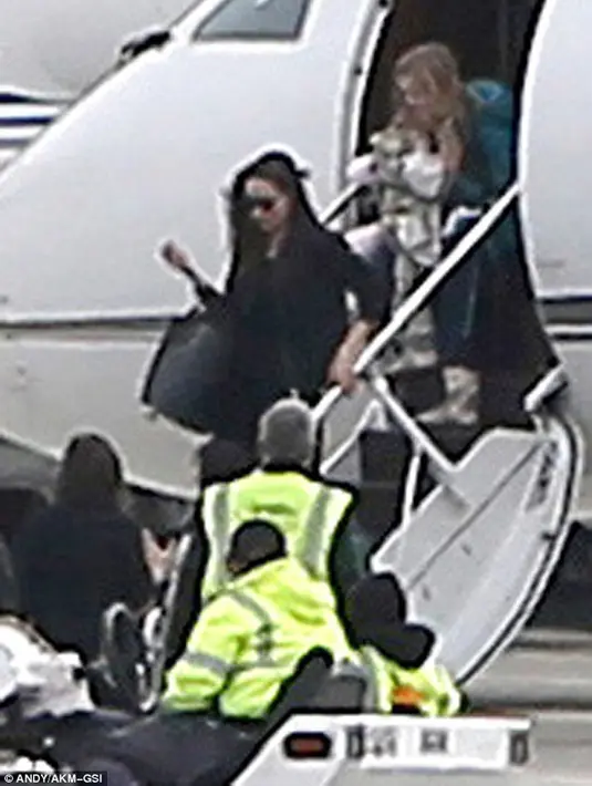 Belum lama, Jolie dan buah hatinya tertangkap kamera sedang menghabiskan liburan akhir tahunnya dengan bermain ski di kawasan Colorado. Setelah itu, mereka terlihat sedang mendarat di Los Angeles. (doc.dailymail.com)