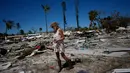 Holly Ciaglia mencari barang-barang pribadinya dan rekannya Evan Mackay dua hari setelah Badai Ian di Red Coconut RV Park, Pantai Fort Myers, Florida, Amerika Serikat, 30 September 2022. Di Fort Myers, rumah-rumah hancur dan tertimbun di antara puing-puing reruntuhan yang hancur. (AP Photo/Rebecca Blackwell)