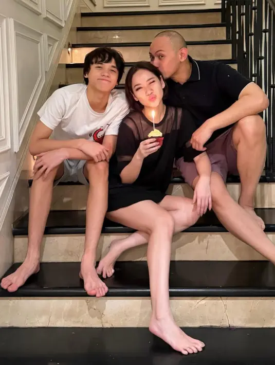 Bunga Citra Lestari merayakan ulang tahun ke-43 tepat di hari Lebaran ke-2. Perayaan pun digelar sederhana. [@itsmebcl]