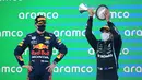 Lewis Hamilton (kanan) berhasil keluar sebagai pemenang di balapan Formula 1 2021, yang berlangsung di Circiut de Barcelona, Catalunya, Minggu (9/5/2021) malam WIB setelah mengungguli Max Verstappen. (Foto: AFP/Lluis Gene)