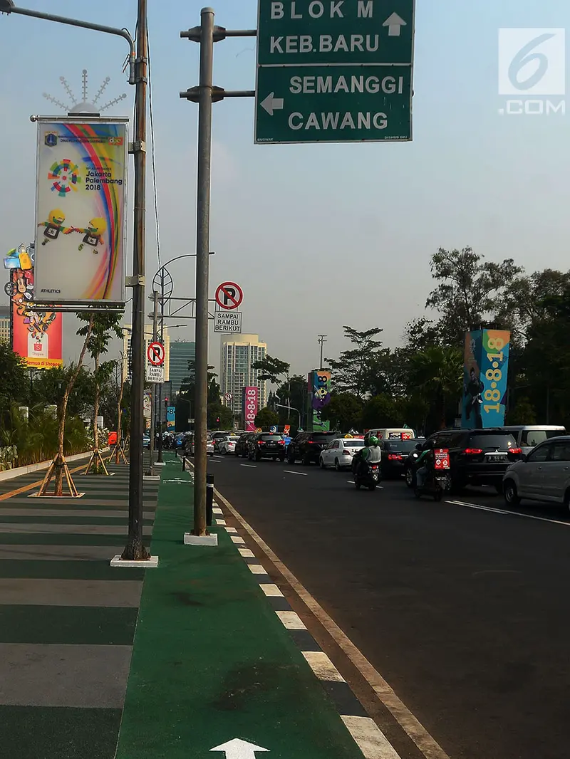 Waduh, Tiang Listrik hingga Lampu PJU Halangi Jalur Sepeda di GBK