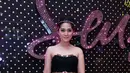 Gracia Indri apresiasi pameran fotografi ‘Alkisah’ yang melibatkan 100 pekerja seni dengan latar belakang selebritis, desainer, dan stylist ternama. (Wimbarsana/Bintang.com)