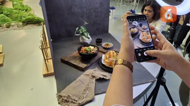 Memotret makanan dengan bantuan smartphone Samsung Galaxy A35 5G (Liputan6.com/Agustin Setyo Wardani)
