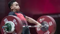 Lifter Indonesia, Eko Yuli Irawan, saat berlaga pada Asian Games di JIExpo, Jakarta, Selasa, (21/8/2018). Eko Yuli berhasil menyumbang medali emas angkat besi putra kelas 62kg. (Bola.com/Peksi Cahyo)