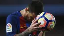 Striker Barcelona, Lionel Messi, tampak kecewa usai pertandingan melawan Eibar pada laga pekan terakhir La Liga di Camp Nou, Minggu (21/5/2017). Meski menang, Barcelona tetap gagal juara La Liga. (EPA/Toni Albir)