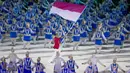 Atlet renang, I Gede Siman Sudartawa, membawa bendera Indonesia pada upacara pembukaan Asian Games di SUGBK, Jakarta, Sabtu, (18/8/2018). (Bola.com/Vitalis Yogi Trisna)