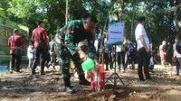 Pangdam VI/Mlw Mayjen TNI Tri Budi Utomo saat menanam pohon Lei di kawasan Tahura, Kutai Kartanegara. (Istimewa)