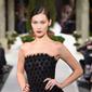 Model Bella Hadid berpose mengenakan gaun hitam koleksi terbaru dari Oscar de la Renta berjalan di atas catwalk selama New York Fashion Week, AS (12/2). Gaun yang dikenakan Bella Hadid dihiasi motif simetris. (AFP Photo/Slaven Vlasic)