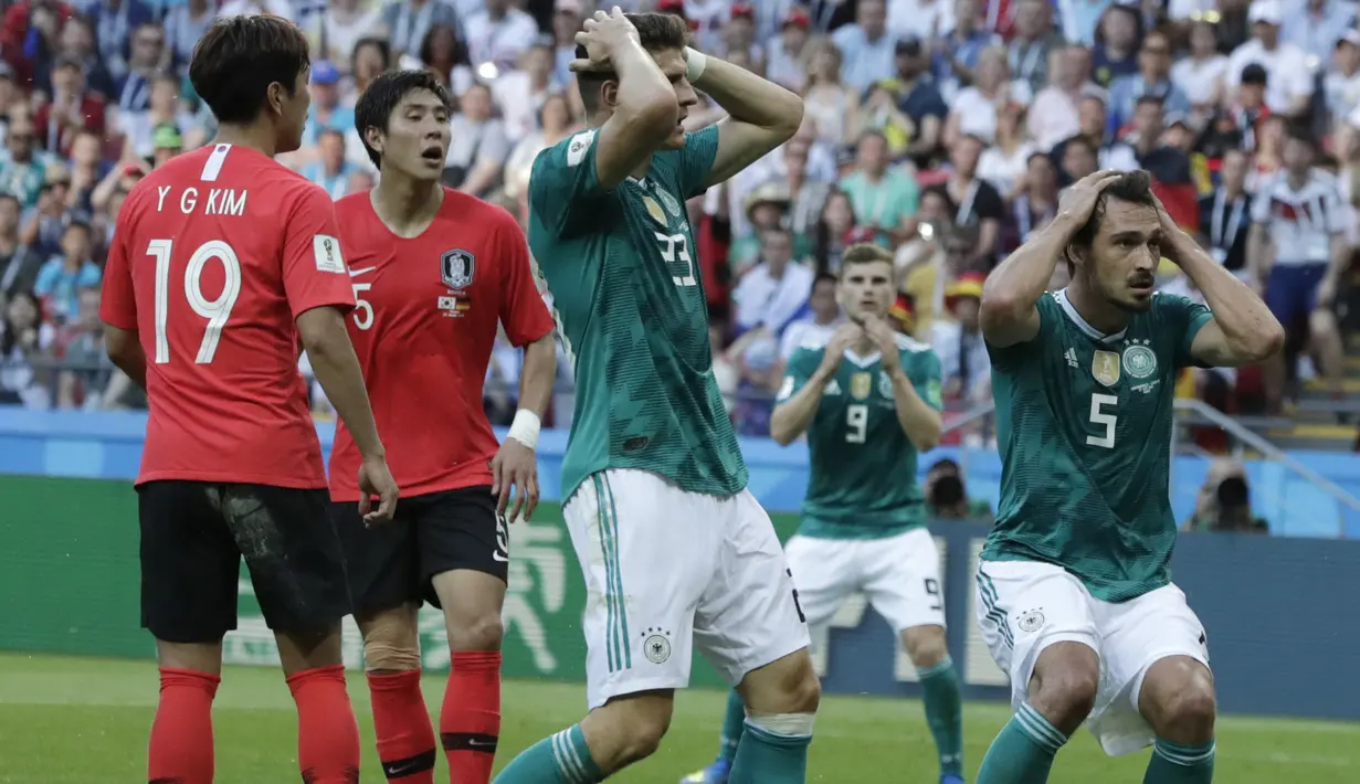 Pemain Jerman, Mario Gomez dan  Mats Hummels gagal memanfaatkan peluang mencetak gol saat melawan Korea Selatan pada laga grup F Piala Dunia 2018 di Kazan Arena, Kazan, Rusia, (27/6/2018). Korea menang atas Jerman 2-0. (AP/Lee Jin-man)