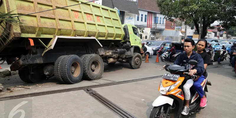 Gara-gara Rem Blong, Truk Tabrak Lampu Merah