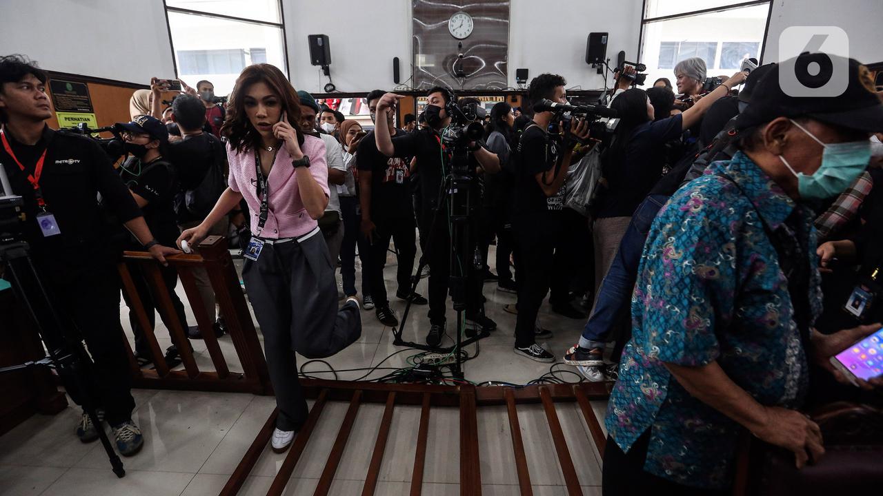 Pendukung Eliezer Bersorak Sambut Hukuman 1 Tahun 6 Bulan untuk Eliezer