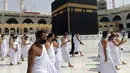 Umat muslim mengelilingi Kakbah mengenakan masker dan menjaga jarak untuk membantu menghentikan penyebaran virus corona COVID-19 saat pelaksanaan umrah di Masjidil Haram, Makkah, Arab Saudi, Minggu (30/5/2021). (AP Photo/Amr Nabil)