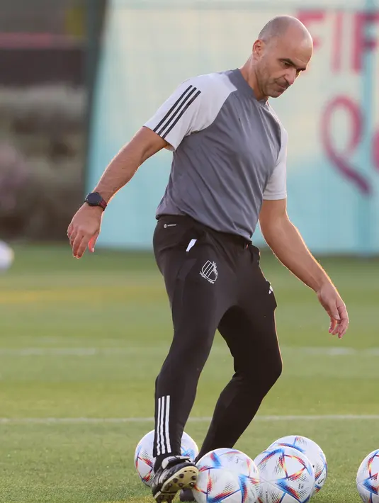 <p>Pelatih Belgia asal Spanyol Roberto Martinez mengikuti sesi latihan di Salwa Training Site di Pantai Salwa, Doha pada 30 November 2022. Belgia akan bertanding melawan Kroasia pada grup F Piala Dunia 2022 Qatar di Stadion Ar Rayyan, Qatar, Kamis (1/12) pukul 22.00 WIB. (AFP/Jack Guez)</p>