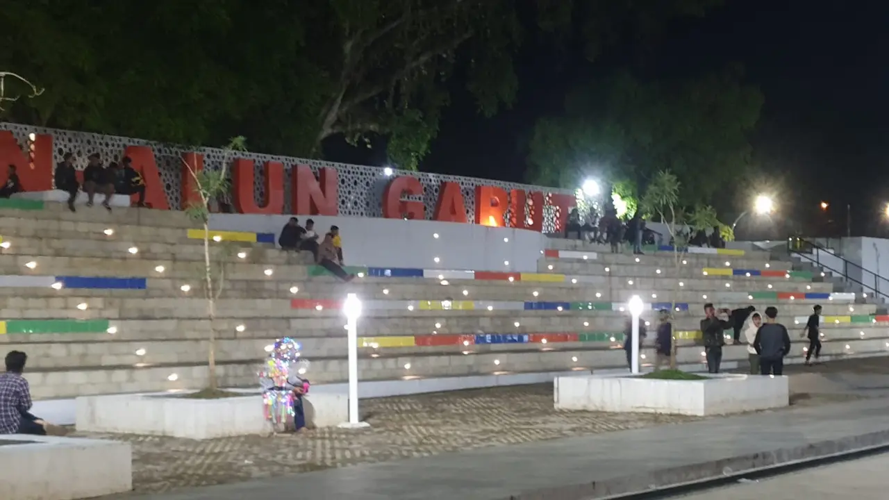 Anggaran sebesar Rp12,7 miliar yang digelontorkan Pemerintah Provinsi Jawa Barat, berhasil menyulap wajah Alun-alun lebih berwarna dengan penambahan beberapa fasilitas publik yang diperuntukan bagi masyarakat Garut.