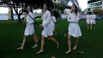 Sejumlah model berjalan dengan tongkat selfienyadi samping jembatan Sydney Harbour Bridge dalam perjalanan ke lokasi catwalk acara Manning Cartell di Australia Fashion Week, 17 Mei 2016. (REUTERS/Jason Reed)