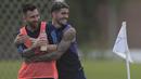 Pemain Timnas Argentina, Lionel Messi (kiri) dan Rodrigo De Paul, bersenda gurau dalam sesi latihan yang berlangsung di Ezeiza, Buenos Aires, Rabu (11/10/2023) WIB. Kedua pemain tersebut tak sungkan menunjukkan keakraban sejak bermain bareng di Timnas Argentina pada tahun 2018. (AFP/Juan Mabromata)