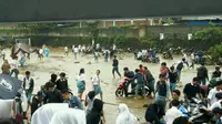 Tanggul Jebol, Belasan Motor Siswa di Bogor Terseret Arus Banjir
