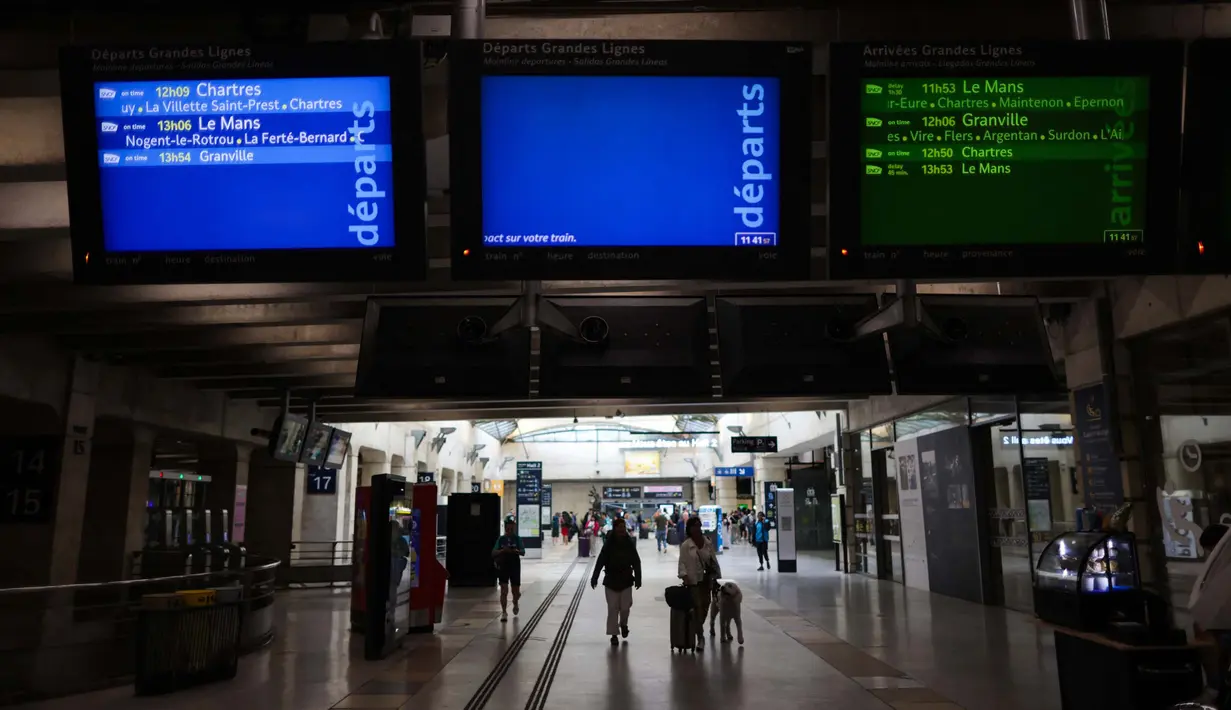 SNCF mengimbau penumpang untuk menunda perjalanan dan menjauh dari stasiun kereta api. (Thibaud MORITZ/AFP)