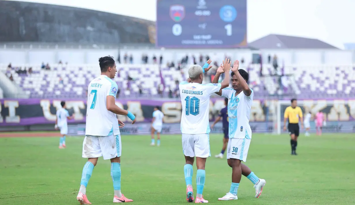 Sementara, PSBS Biak yang sempat unggul terlebih dahulu lewat Rgol Ruyery Blancos pada menit 45+1. Tampak dalam foto, pemain PSBS Biak merayakan gol yang dicetak Rgol Ruyery Blancos pada laga pekan ke-21 BRI Super League 2025/2026 melawan Persita di Stadion Indomilk Arena, Tangerang, Banten, Senin (16/2/2026). (Bola.com/M Iqbal Ichsan)