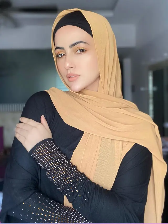 Hijrah dan Pensiun dari Dunia Hiburan, ini 7 Potret Sana Khan Aktris Bollywood Pakai Hijab