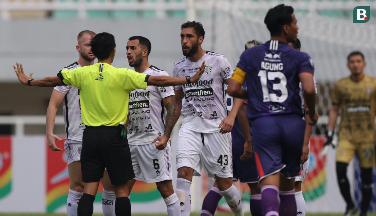 Sejumlah pemain Bali United bersitegang dengan wasit Agung Setiawan saat melawan Persita Tangerang dalam laga pekan ke-4 BRI Liga 1 2021/2022 di Stadion Pakansari, Bogor, Jumat (24/09/2021). Bali United menang 2-1. (Bola.com/Bagaskara Lazuardi)