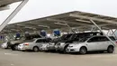 Mobil terpakir di bawah carport tenaga surya di pusat perbelanjaan, Kenya Nairobi, Afrika (15/9/2015). Afrika memiliki 3.300 panel surya yang menghasilkan 1.256 MWh per tahun mengurangi emisi karbon hingga 745 ton per tahun. (REUTERS/Thomas Mukoya)