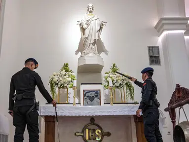 Personel dari unit Gegana dan Jihandak Brimob Polda Jawa Timur melakukan pemeriksaan di dalam area Gereja Katedral Hati Kudus Yesus, atau yang dikenal secara lokal sebagai gereja "Hati Kudus Yesus", Surabaya, pada Rabu 24 Desember 2025. Jelang Misa Malam Natal 2025, tim dari unit Gegana dan Jihandak Brimob Polda Jawa Timur melakukan sterilisasi area Gereja Katedral Hati Kudus Yesus, yang dikenal secara lokal sebagai gereja "Hati Kudus Yesus". (JUNI KRISWANTO/AFP)